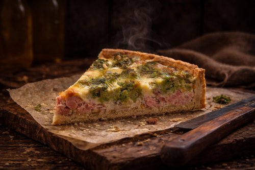 Пирог с красной рыбой и брокколи мини