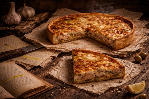 Пирог с красной рыбой и оливками мини